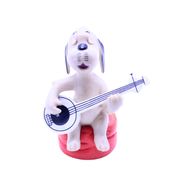 Schleich Wum mit Gitarre auf rotem Kissen | Loriot 80er | hoppla-stuff.de